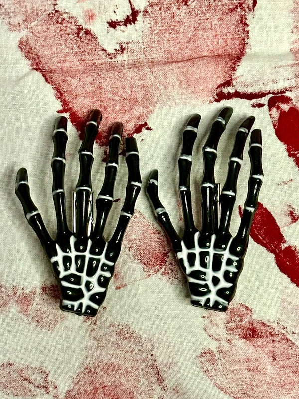 The Skeleton Grip — Scary Skeletal Hand Clips